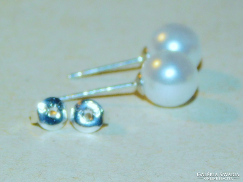 Off-white shell pearl pearl earrings