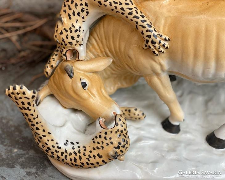Bikára támadó leopárdok - porcelán figura