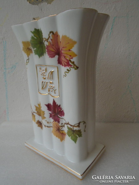 Nagyobb méretű  Antik formatervezett szőlő motívummal  kardos Meisseni porcelán váza