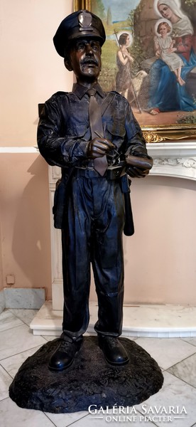 Életnagyságú postás bácsi - bronz szobor műalkotás