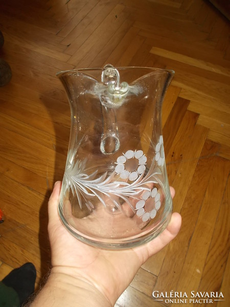 Régi fújt üveg díszes kancsó csiszolt virágmintával