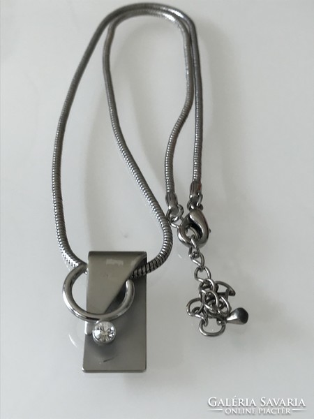Modern nyaklánc dizájnos medállal, 47 cm