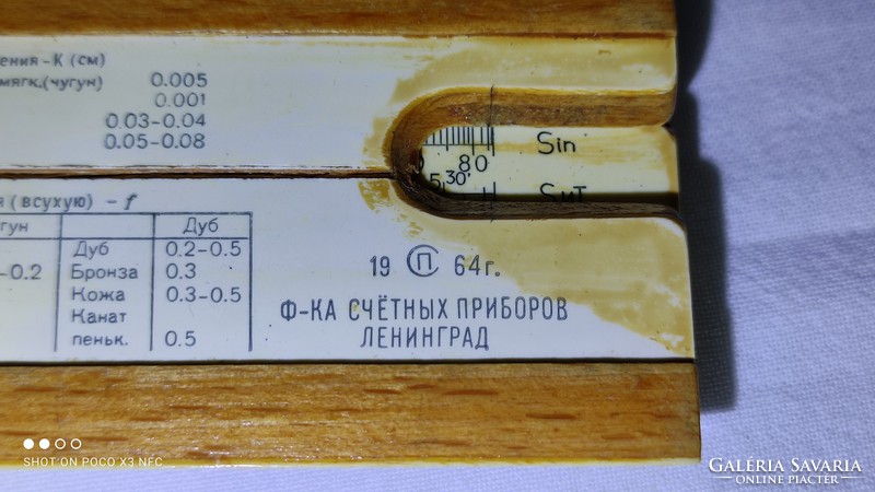 Vintage szovjet logarléc dobozában orosz