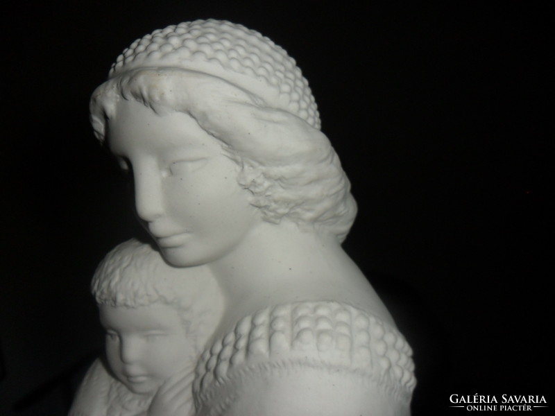 R Kiss Lenke : Anyaság nagyméretű porcelán szobor