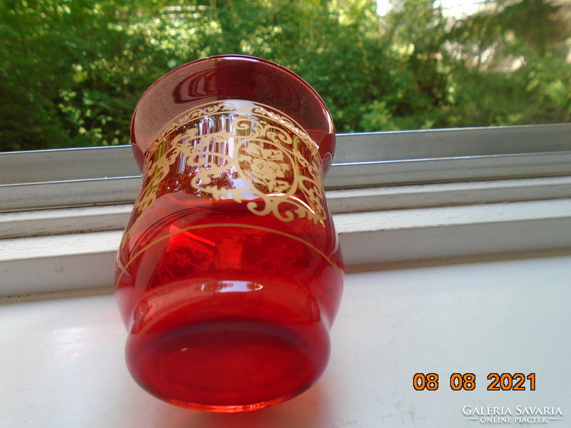 Rubin vöros kézműves üveg váza kézzel festett arany mintákkal