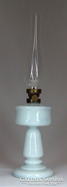 1F579 Antik tejfehér üveg petróleumlámpa cilinderrel