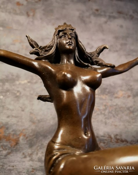 Nő akt globusszal - bronz szobor