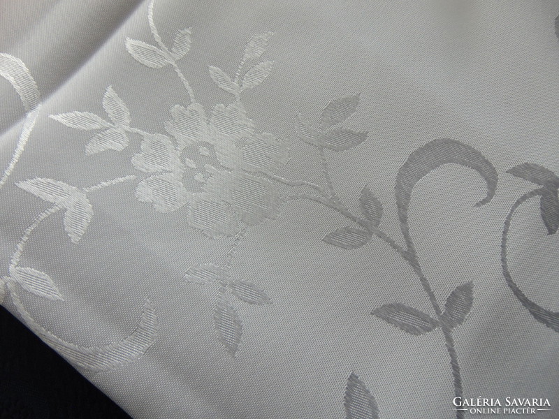 Elegáns fehér selyemdamaszt asztalterítő 144 x 144 cm négyzet