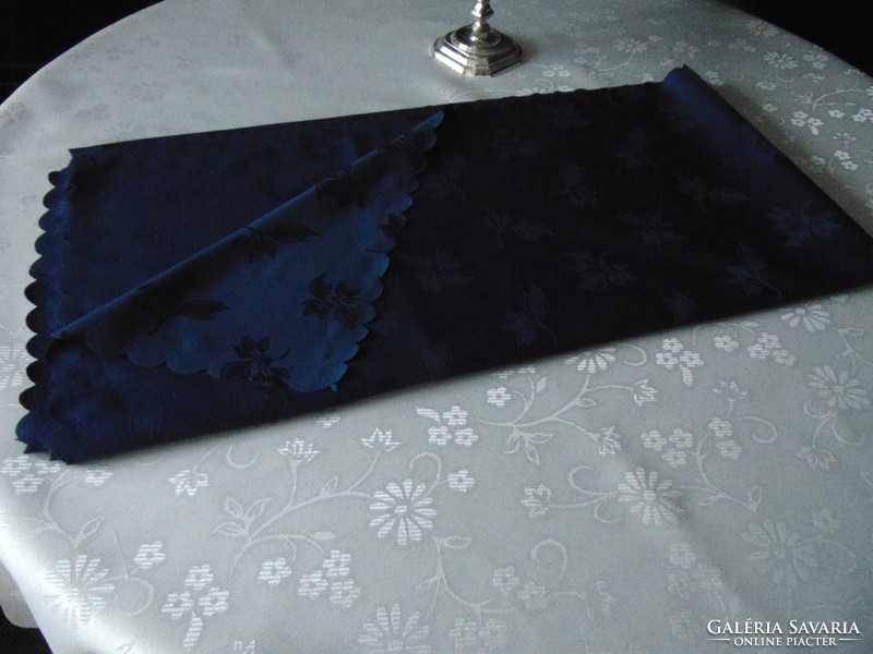 Sötétkék elegáns selyemdamaszt asztalterítő 134 x 138 cm
