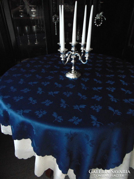 Sötétkék elegáns selyemdamaszt asztalterítő 134 x 138 cm