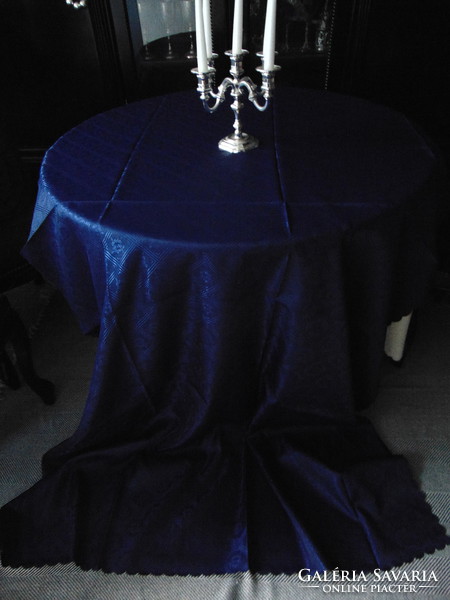 Elegáns szilvakék selyemdamaszt asztalterítő 136 x 256 cm !