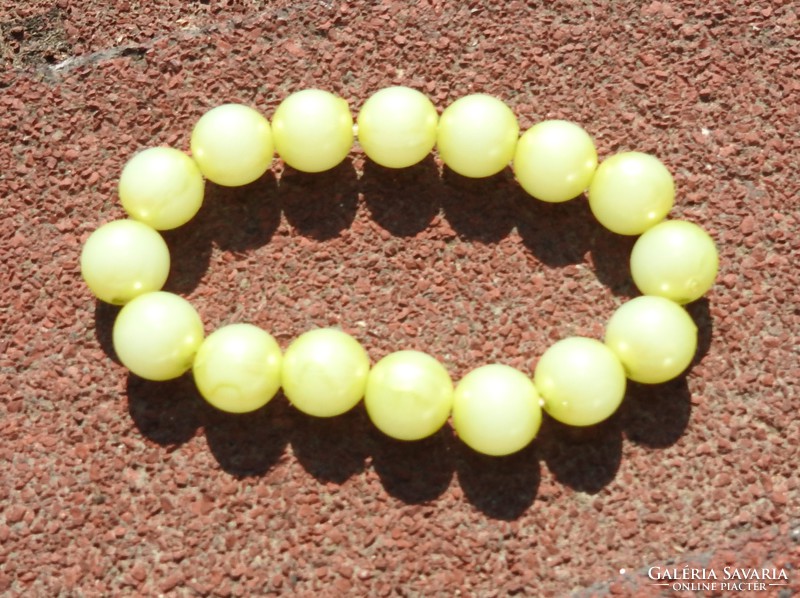 Pale green string of large-eyed pearls - bracelet