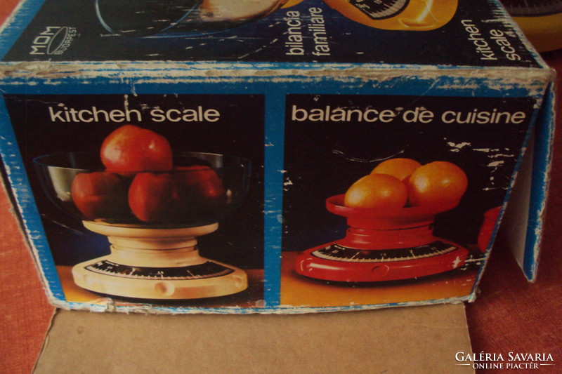 Kitchen scale with plastic bowl, up to 3 kg load, in original box.