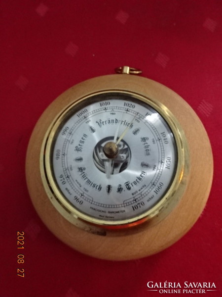 Mechanical barometer, in a wooden frame, diameter 10 cm. He has!