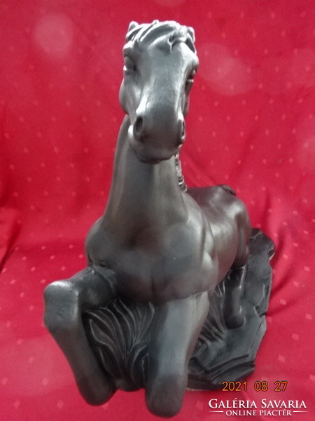 Fekete ló figura, hossza 45 cm, magassága 43 cm. Vanneki.