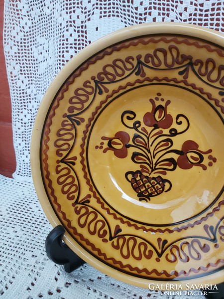 Gyönyörű Hódmezővásárhelyi Nagy Béláné 1983-as 21.5 cm-es virágos sárga falitányér tányér kerámia