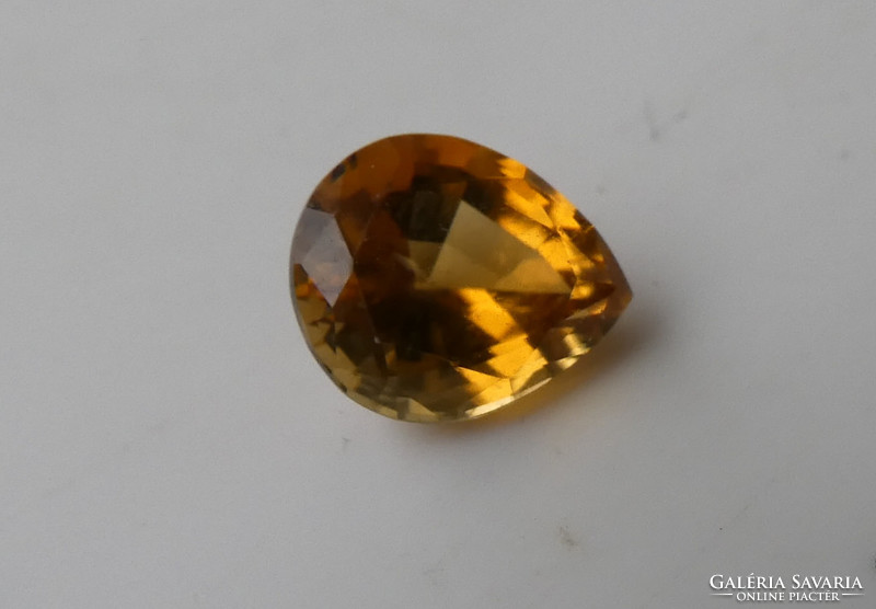 Természetes sárgásbarna Turmalin ásványból csiszolt drágakő. 0,83 ct