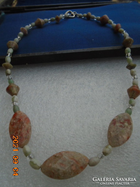 Raw beryl opak gemstone necklace collier with beautiful cut