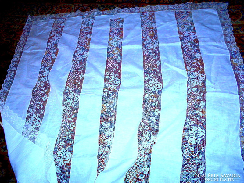 --Antik batiszt dús leheletvékony filé csipke díszitéssel terítő HIBÁTLAN  139 cm X 139 cm