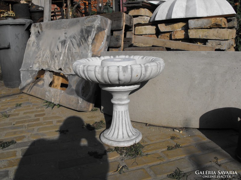Garden stone flowerpot bubbling goblet fountain bird drinking bowl statue holding postmans