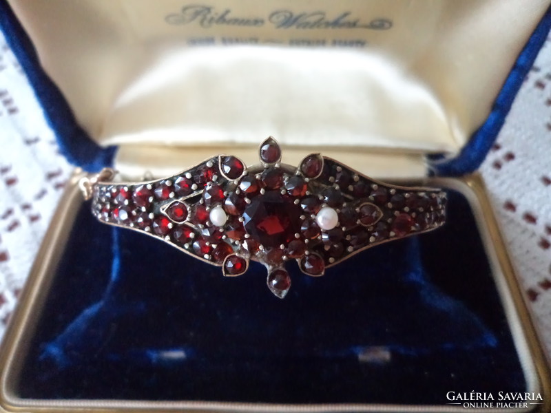 Antique garnet bracelet decorated with pearls