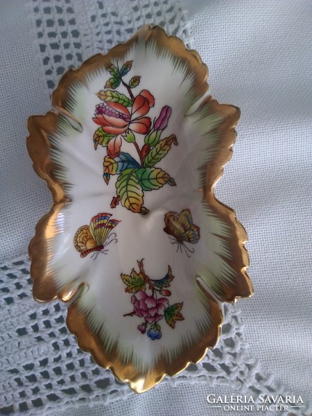 Herend grape leaf with Victorian pattern with rich gilding, excellent mark!