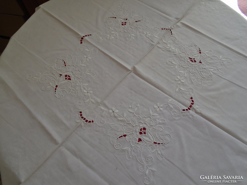Embroidered tablecloth, centerpiece. 80 X 80 cm.