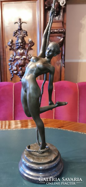 Kötéltáncos női akt - bronz szobor műalkotás