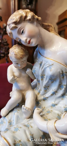 Anya gyermekeivel - monumentális porcelán figura