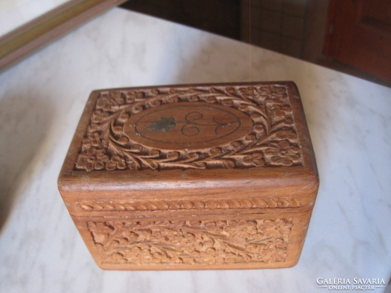 Oriental jewelry box with 5 carved wooden cup coasters.