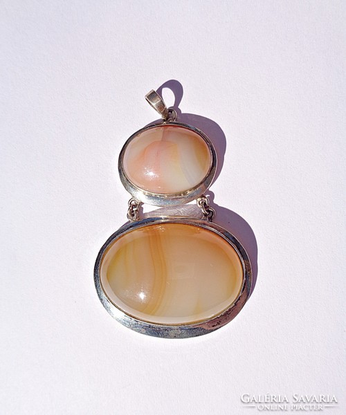 Silver pendant with agate stones