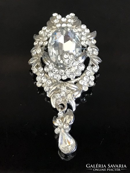 Brooch with shining crystals, 6.5 cm long