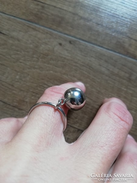 Érdekes, extra! gömbös, ródiummal felületkezelt, ezüst gyűrű
