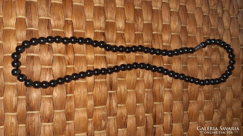 Fekete gyöngyszerű nyaklánc