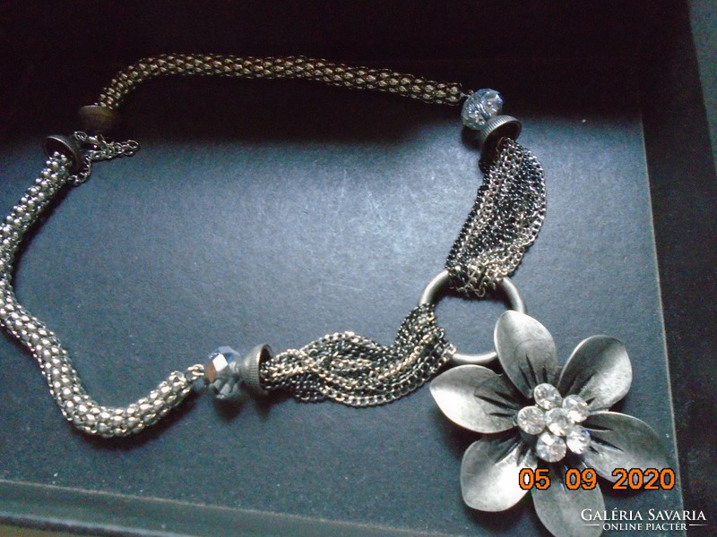 Spectacular large silver-plated flower pendant with Per una logo, with a special thick silver-plated chain