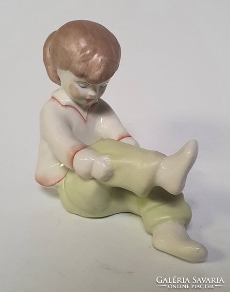 Aquincum porcelán figura, Ülő copfos kislány szobor