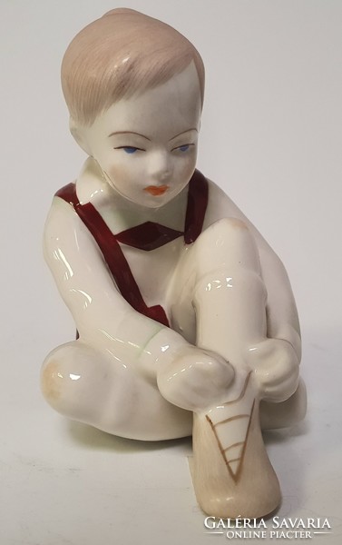 Aquincum porcelán figura, Cipőjét kötő kisfiú szobor