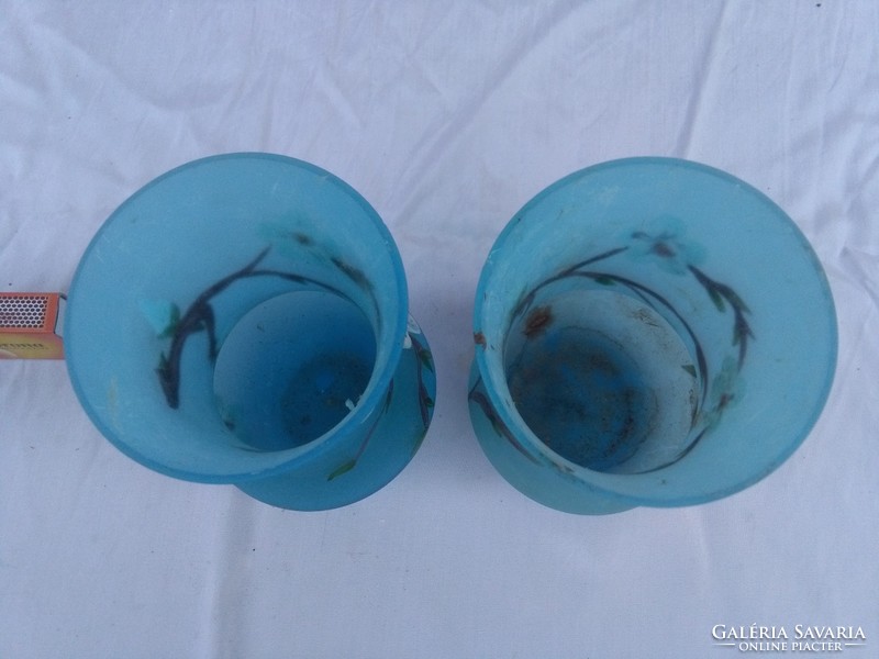 Két darab kék színű, kézzel festett üveg váza - együtt