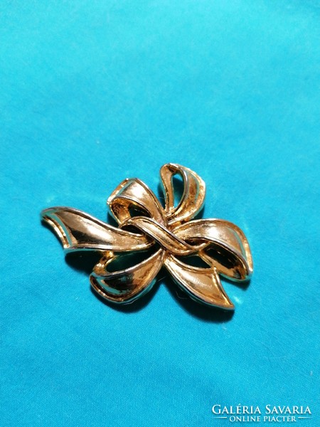Gold ribbon brooch (194)
