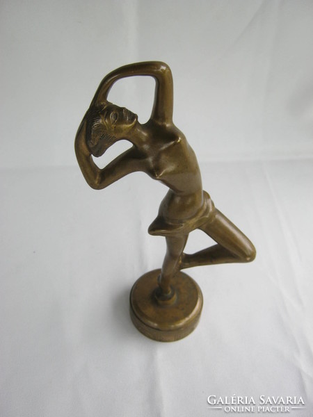 Réz szobor táncoló nő
