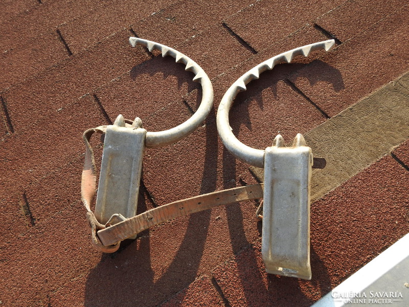 Electric pole with climbing claws in pairs