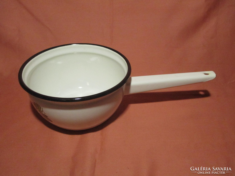 Strawberry pouring bowl with enamel handle