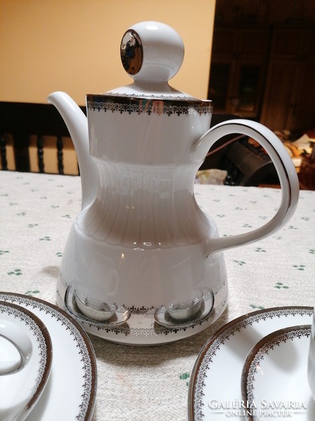 Német teás vagy kávéskanna két teásszettel. Hófehér-ezüst kivitel, elegáns, gyönyörű