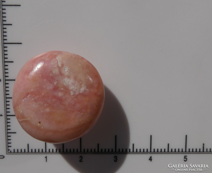 Természetes rózsaszín perui Opál dobcsiszolt formában. Dísztárgynak vagy marokkőnek. 7,5 gramm