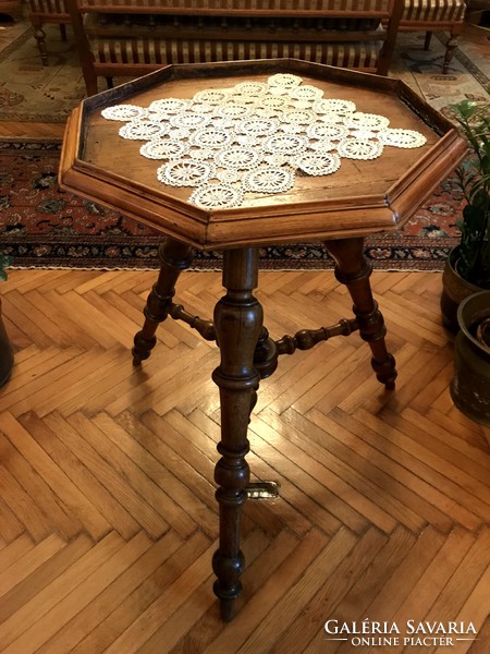 Antik asztalka