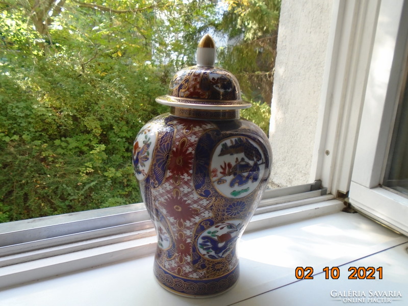 Hand painted, hollow, covered, serious Japanese vase with Gold imari inscription