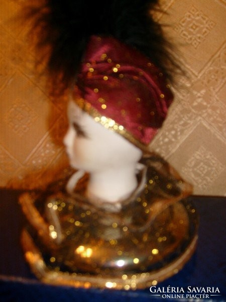 TK Antik Teababa eredeti vörös sapka fejfedővel+ márkás Toll díszes ritka Porcelán fej, 17 cm magas