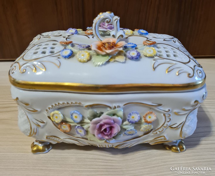PMP Pazar barokkos porcelán bonbonier, kézzel festett, jelzett