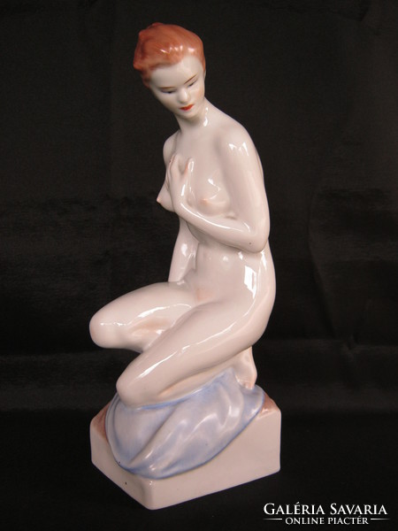 Porcelain female nude in Drasche quarries