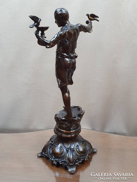 Férfi galambokkal fém szobor